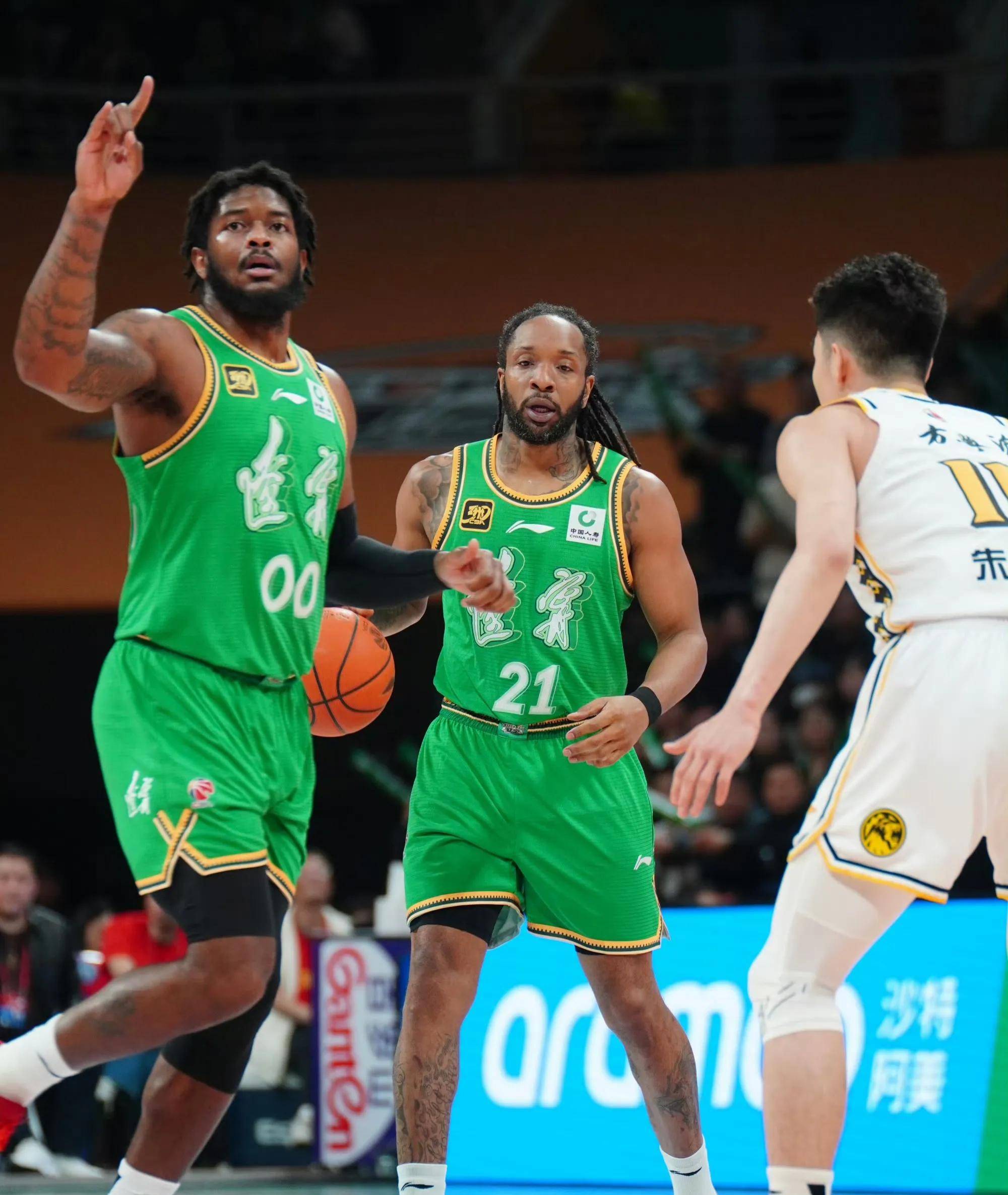 辽宁队的外援在比赛中大放异彩，赢得球迷掌声(辽宁队的外援在比赛中大放异彩,赢得球迷掌声的是谁)